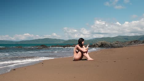 Solo-Lesestunde-Am-Strand-Einer-Tropenküste