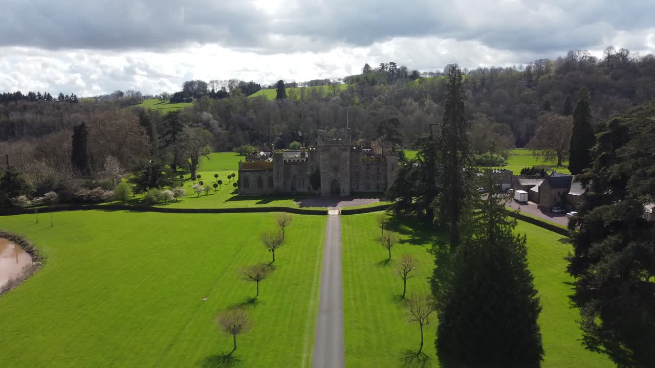 Vista aerea di un maestoso castello nella campagna inglese.