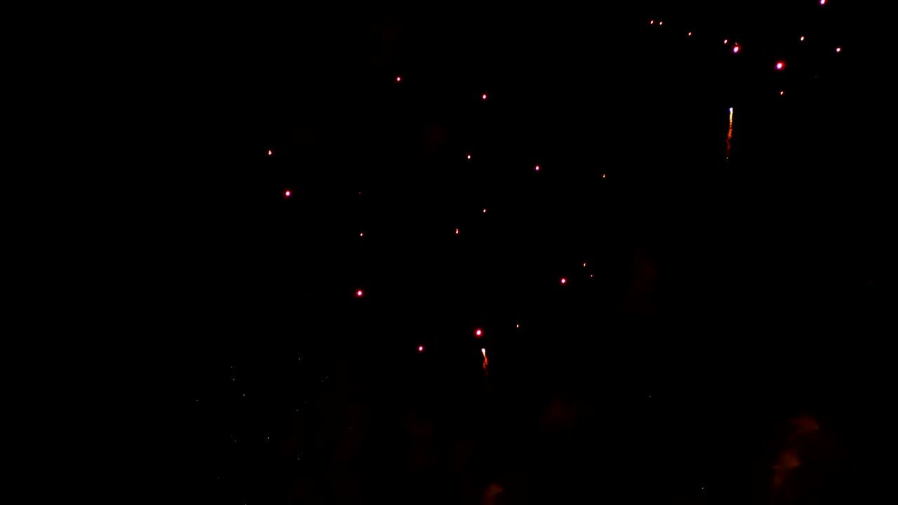 4k imágenes de primer plano real colorido festival de fuegos artificiales se iluminan en el cielo en la escena de la noche oscura para el festival de vacaciones y la celebración de fondo
