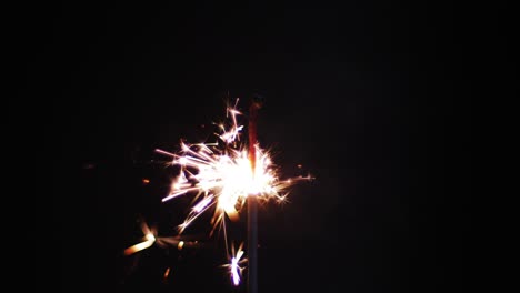 fuego de bengala en fondo negro, quemando chispas de luz en la celebración de video clip imágenes de stock.