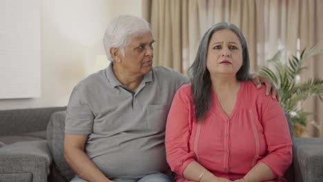 una vieja pareja india triste viendo la televisión.