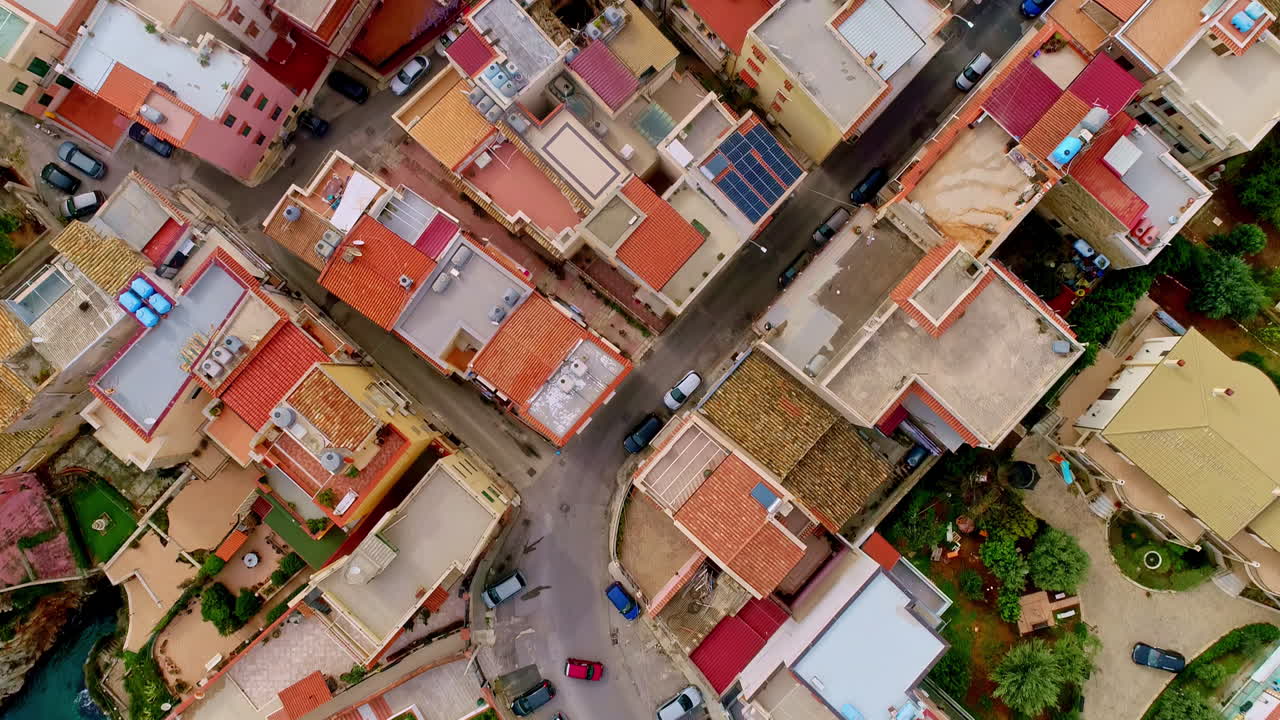 vista aérea de pájaro de los tejados de edificios y casas a lo largo de la costa de caletta sant'elia, santa flavia en italia