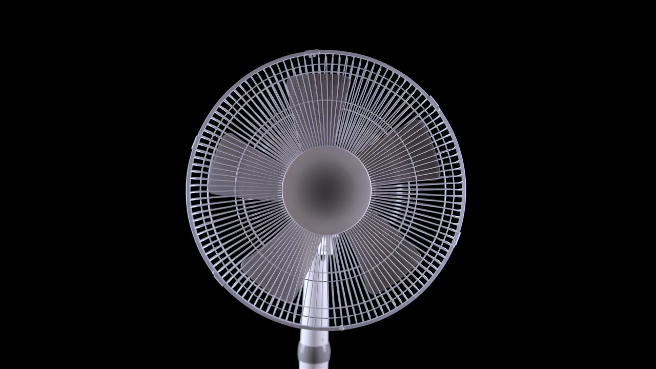 Hvid gulvventilator centreret foran en sort baggrund med synligt gitter