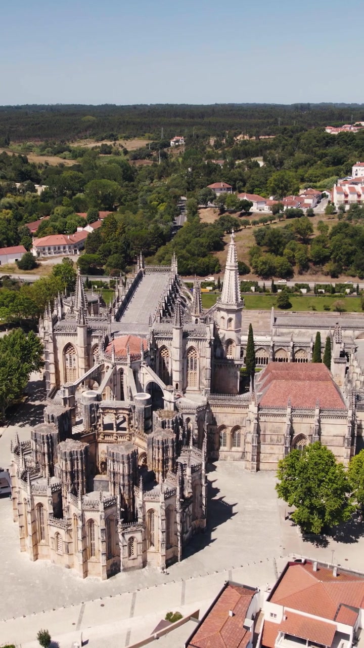 Luftoptagelse i kredsløb over det gotiske kloster Santa Maria da Vitória i Batalha, Portugal