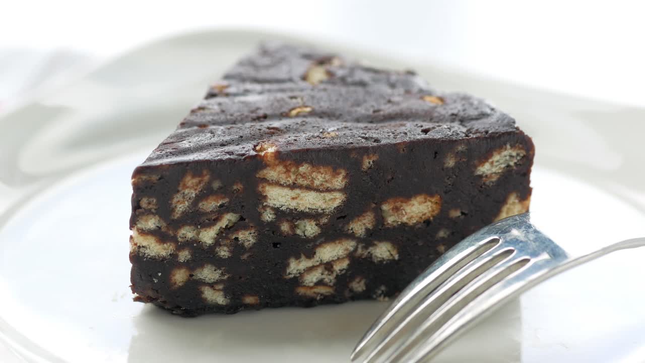 비스과 함께 초콜릿 케이크