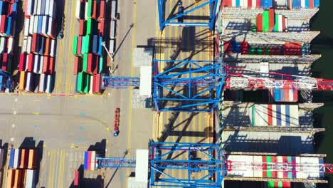 barco de contenedores del puerto marítimo que trabaja para el envío de contenedores de entrega y el fondo del almacén de contenedores