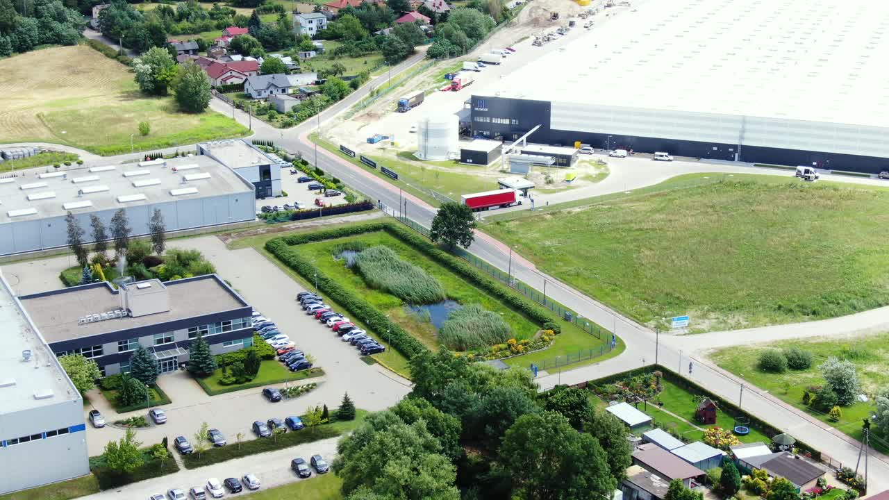 vista aérea de un semirremolque con remolques de carga parados en rampas de almacenes para cargar y descargar mercancías en el gran parque logístico con centro de carga