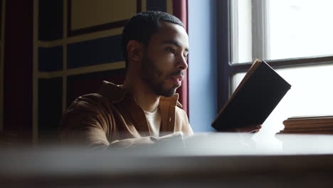 Hombre-Leyendo-El-Libro-Sagrado