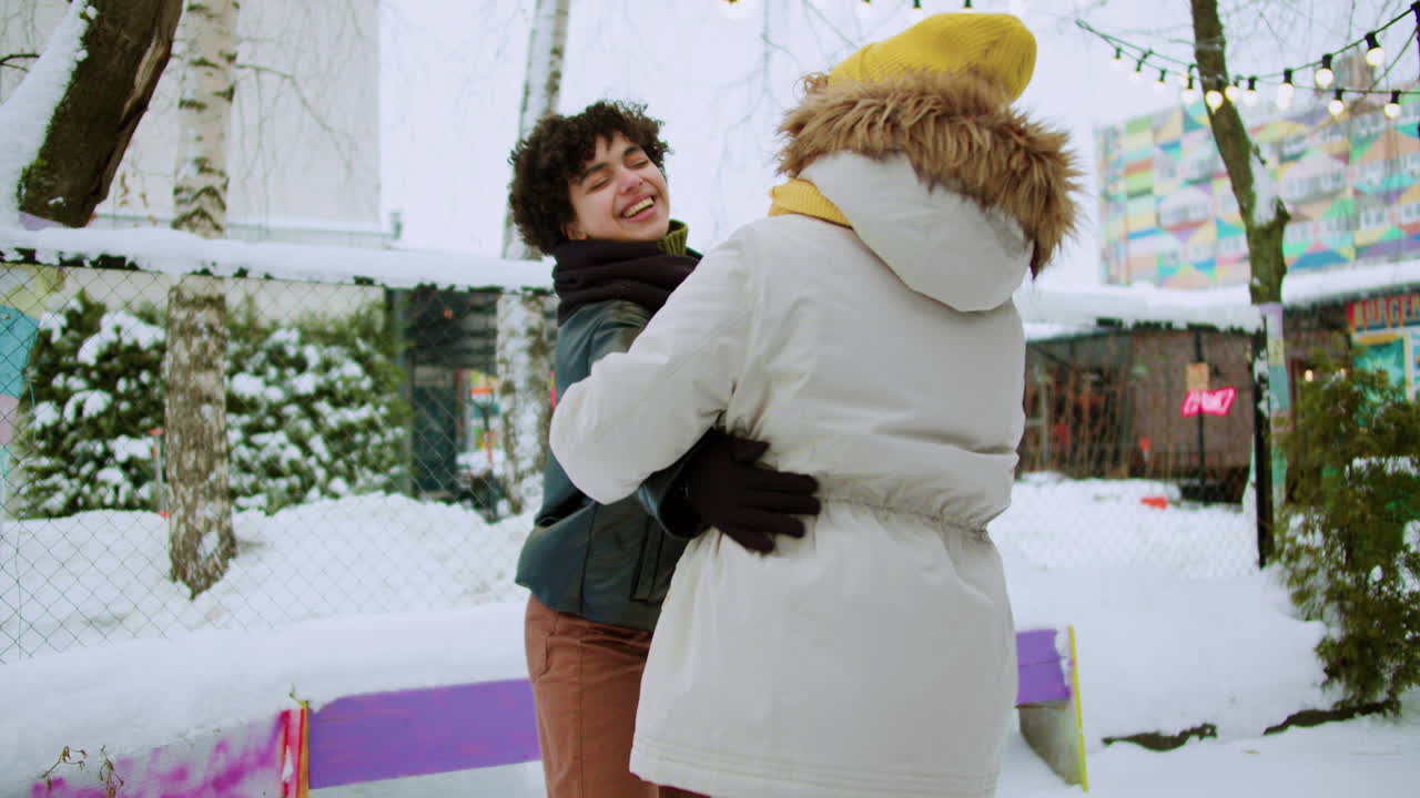 함께 즐거운 시간을 보내는 여자친구