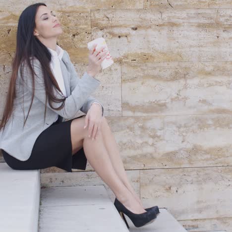 Mujer-De-Negocios-Mirando-La-Taza-De-Café