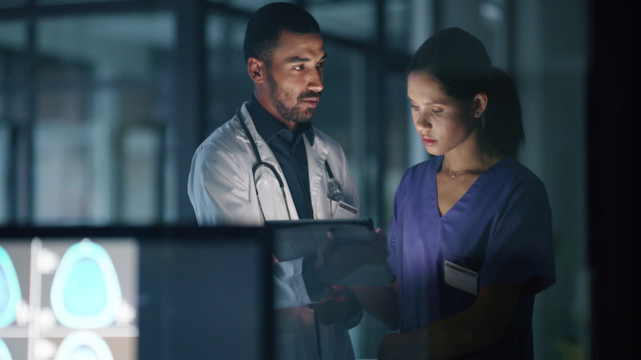 due medici che usano un tablet digitale in un moderno