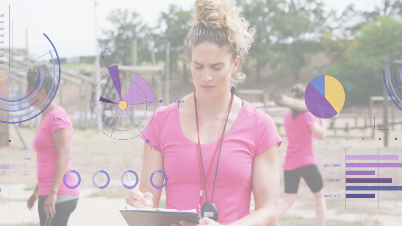 animación del procesamiento de datos sobre mujeres diversas con entrenador en una carrera de obstáculos.