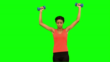 mujer levantando pesas en la pantalla verde