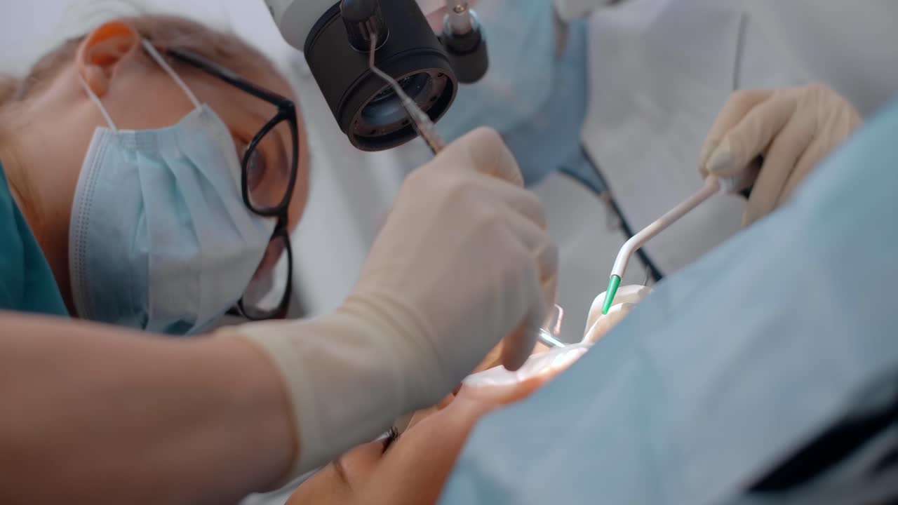 procedimiento dental con microscopio