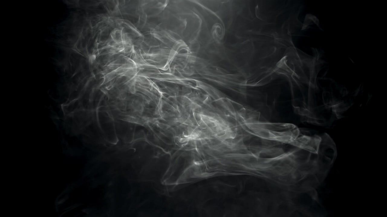 Fumo Bianco Etereo che Turbina e si Dissipa su Sfondo Nero