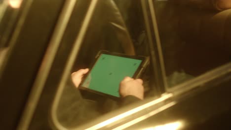 persona que usa una tableta en un coche por la noche