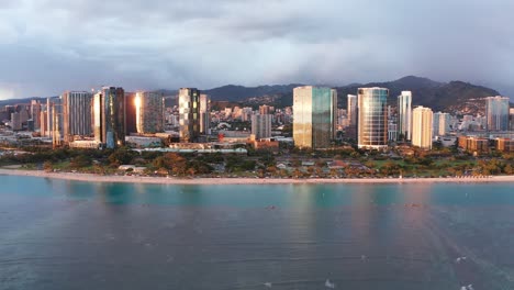 amplia toma aérea en plataforma rodante de reflejos de edificios en honolulu en la isla de o'ahu, hawai