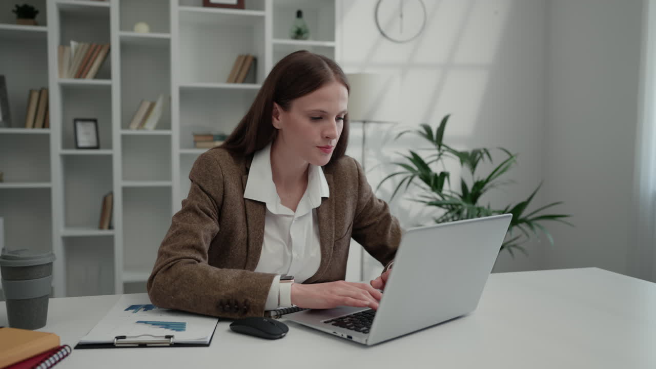 Donna d'affari che lavora in ufficio
