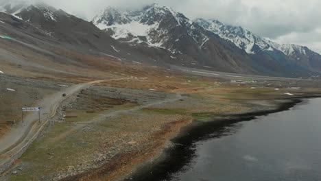 vista aérea del extenso paisaje rural junto al lago shandur en pakistán