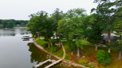 Panorámica-Rápida-Al-Nivel-De-Las-Copas-De-Los-árboles-A-Través-Del-Lago-Mona