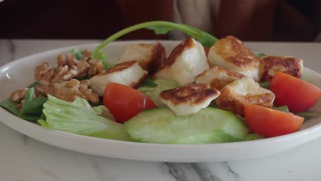 ensalada de feta a la parrilla con tomates, pepinos y nueces