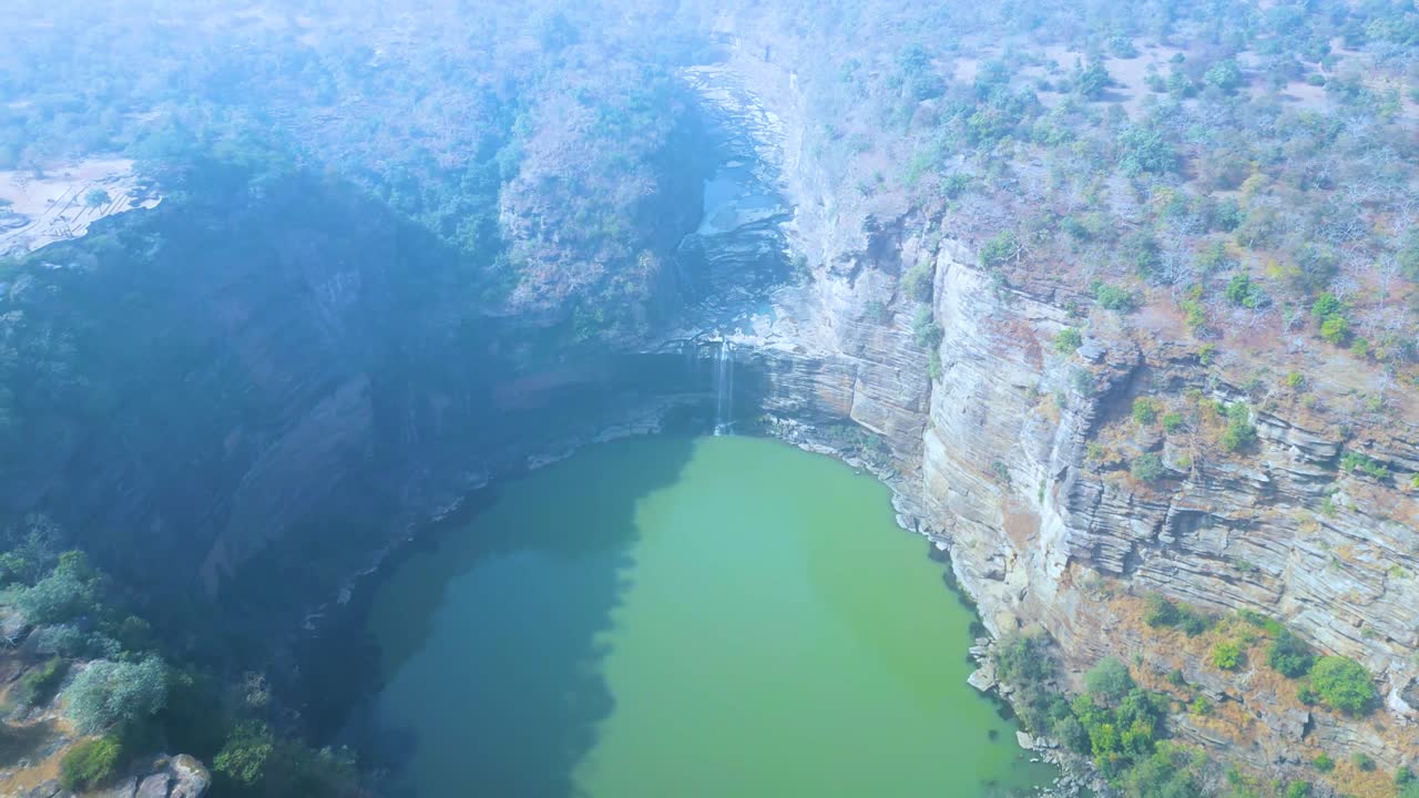 rajdari 및 devdari 폭포는 chandraprabha 야생 동물 보호 구역에서 발견됩니다.