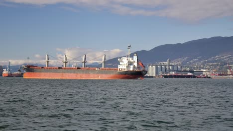 Buque-Cisterna-Frente-A-Las-Costas-De-La-Ciudad-De-Vancouver-En-Canadá---Toma-En-Primera-Persona