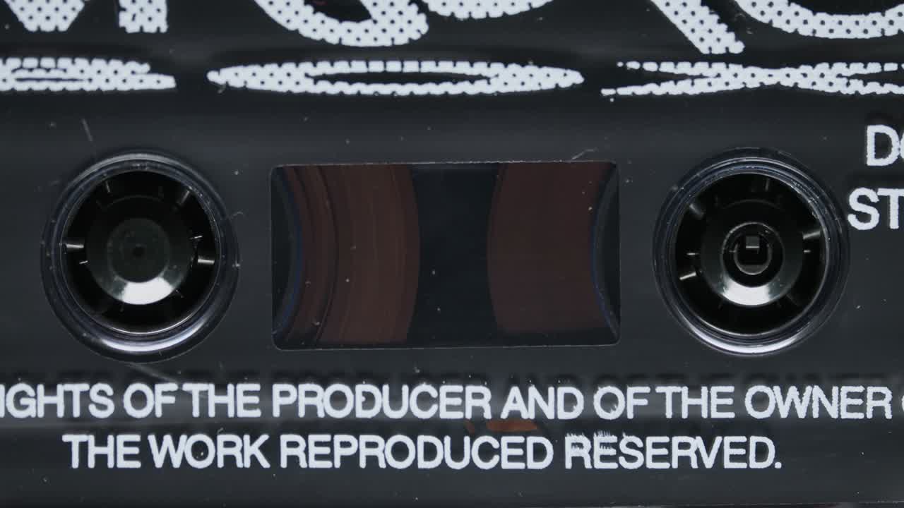 cassette de audio vintage de cerca. mecanismo de rebobinado. jugador de audio portátil.