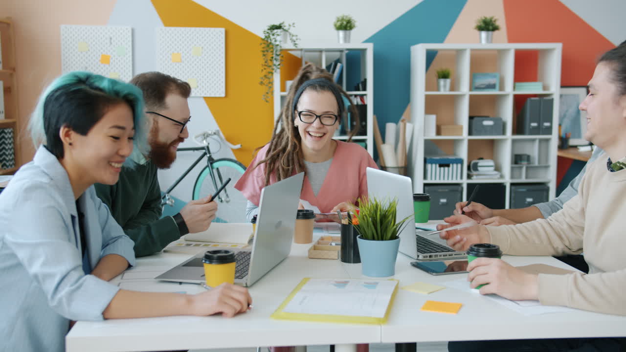 Mangfoldigt team holder møde på et moderne kontor