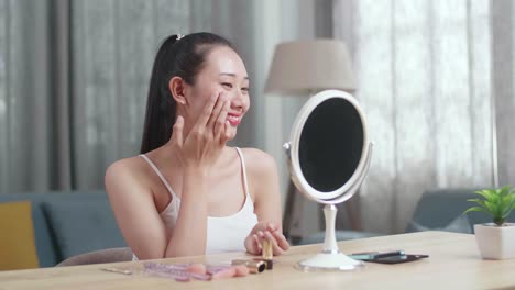거울 앞 에서 메이크업 을 하는 여자