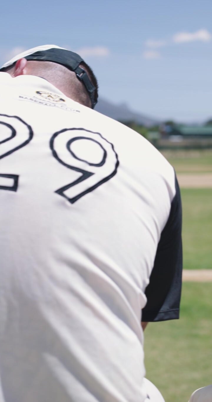 Giocatori di baseball seduti in panchina sul campo