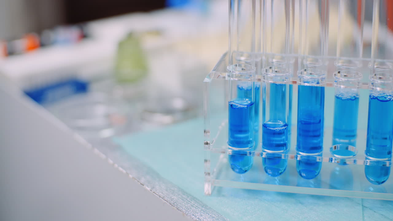 tubos de ensayo en la mesa del laboratorio 1