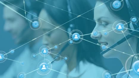 animación de la red de conexiones a través de diversas personas de negocios que utilizan auriculares telefónicos