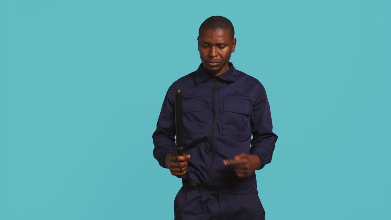 trabajador privado de la ley señalando a la porra, amenazando a los criminales