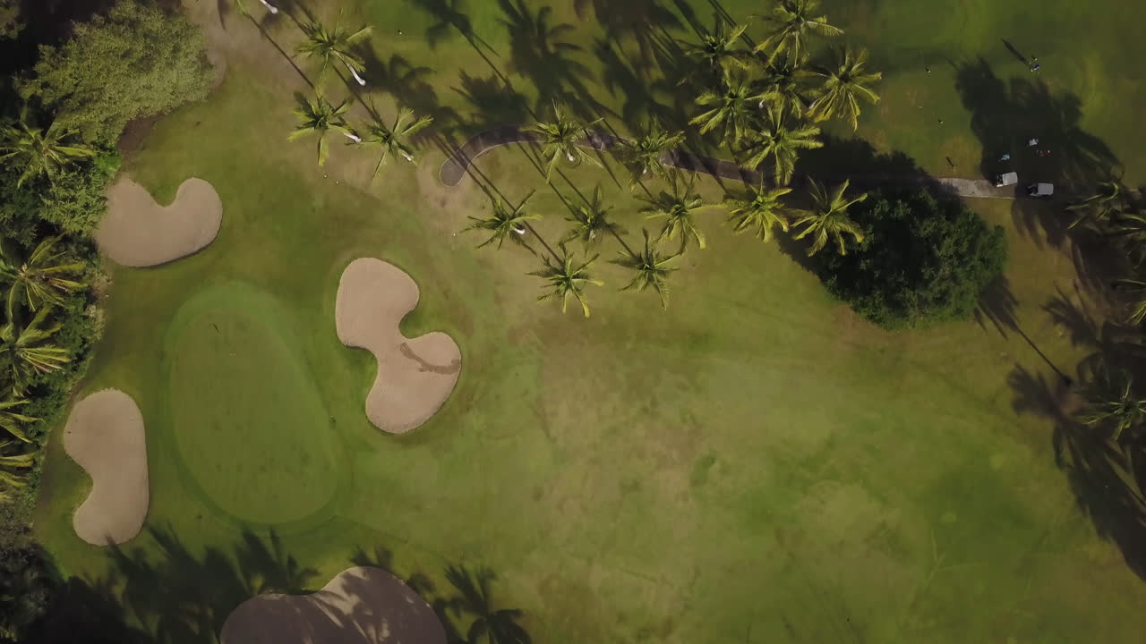 antena de un campo de golf tropical y soleado en méxico