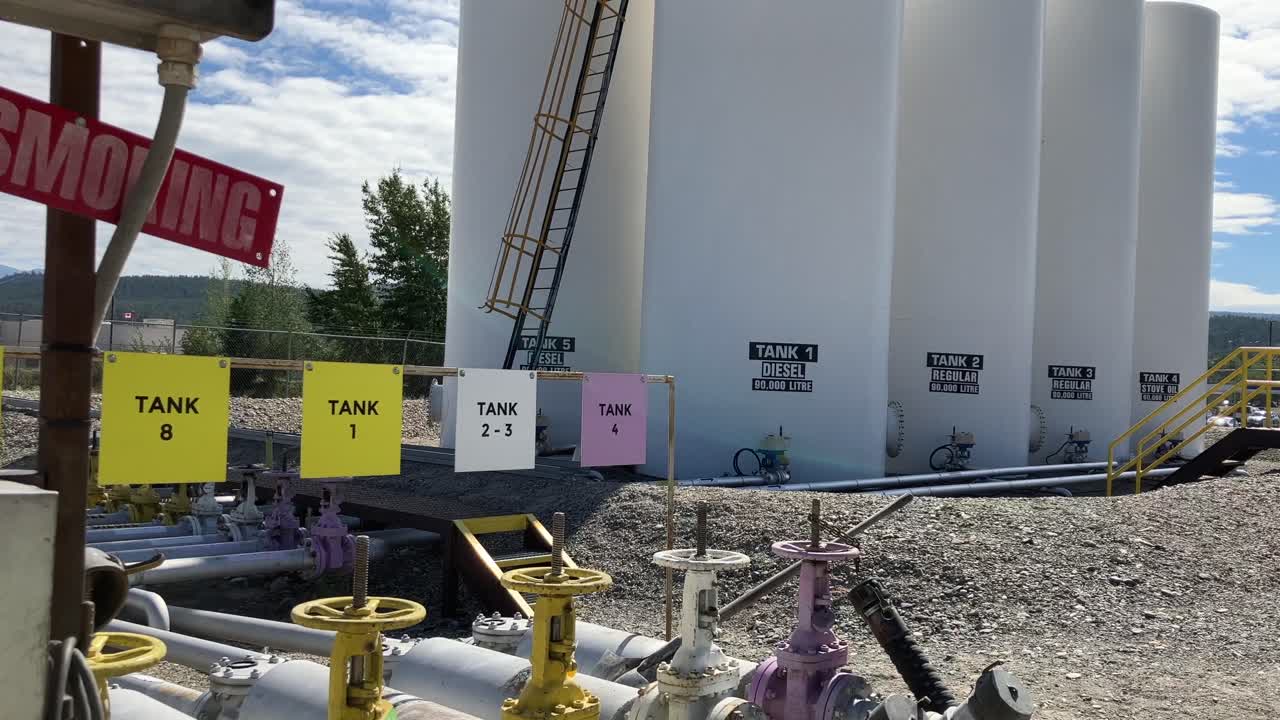 다양한 필수 연료를 위한 다양한 대형 탱크를 보여주는 패닝 샷