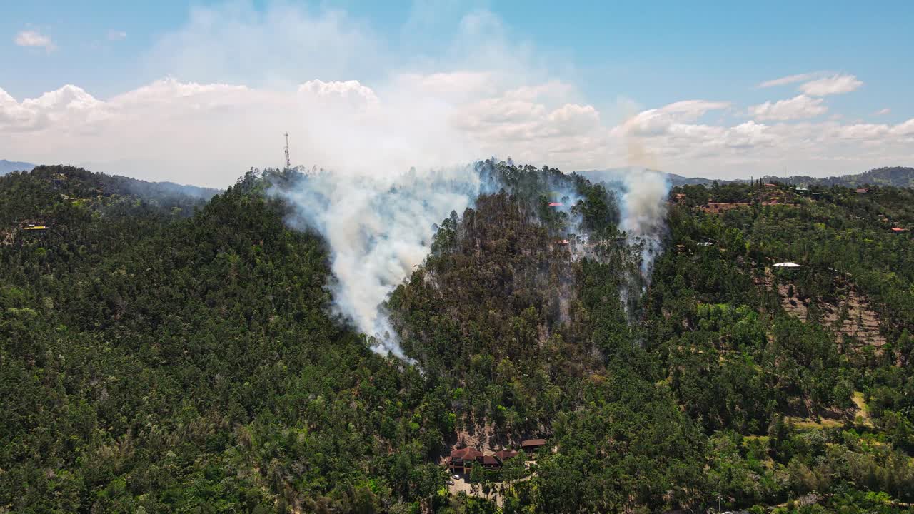 fuego en las montañas, contaminación del aire, destrucción de la naturaleza y la vida silvestre por parte del ser humano, impresionante rastro de humo en el cielo, vista aérea de una montaña en llamas