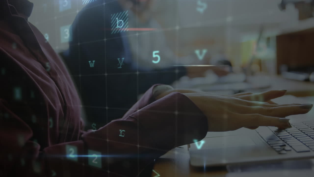 animación de advertencia de ataque cibernético sobre una mujer que usa una computadora