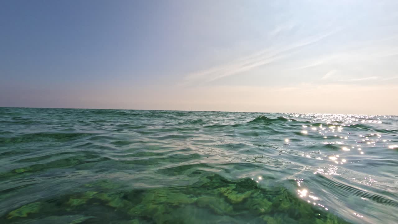 은 하늘 아래의 부드러운 파도