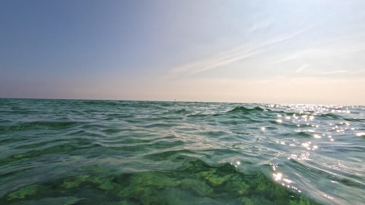 sanfte wellen unter einem klaren himmel
