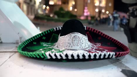 sombrero tradicional mexicano en la noche