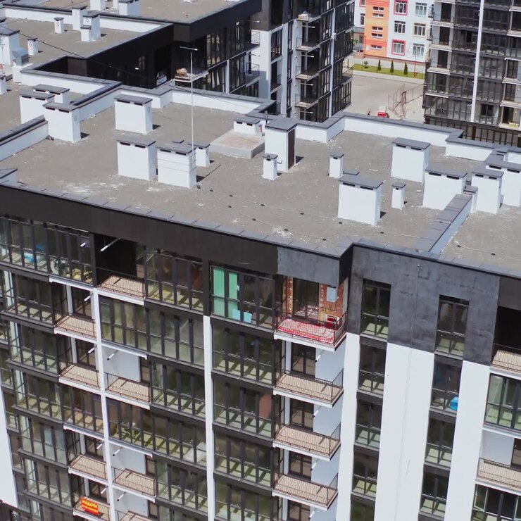 Edifício residencial alto. Vista aérea de bairro residencial com edifícios de apartamentos de vários andares