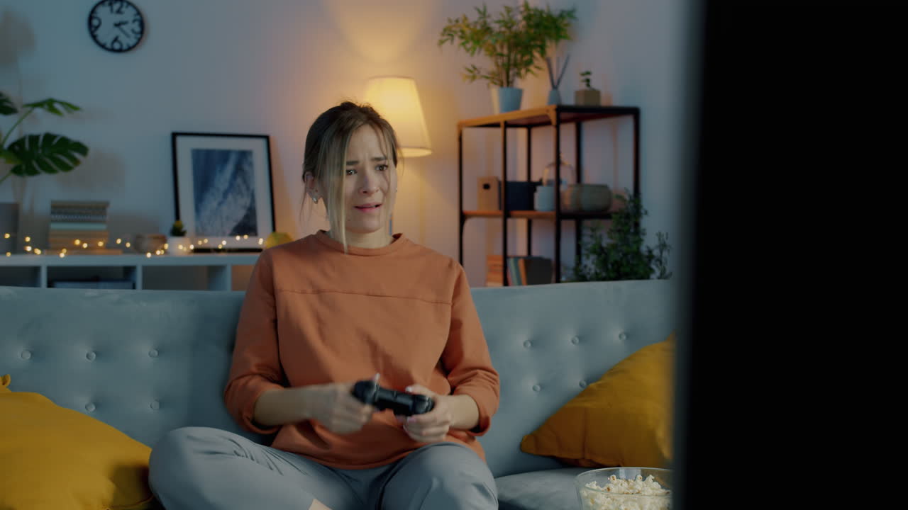 Donna che gioca a videogiochi a casa