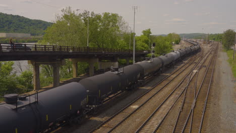 Eisenbahnwaggons-Und-Öltanker,-Die-Auf-Den-Eisenbahnschienen-In-Pennsylvania-Unterwegs-Sind