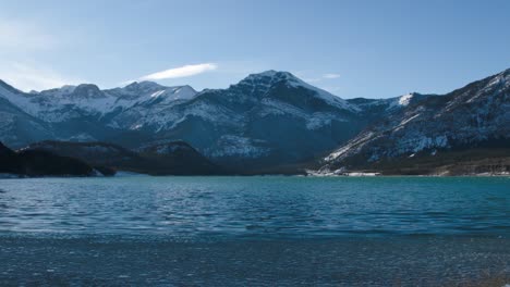 Hermoso-Lago-De-Montaña-Azul-En-Las-Montañas-Rocosas-Canadienses-A-Principios-De-Primavera