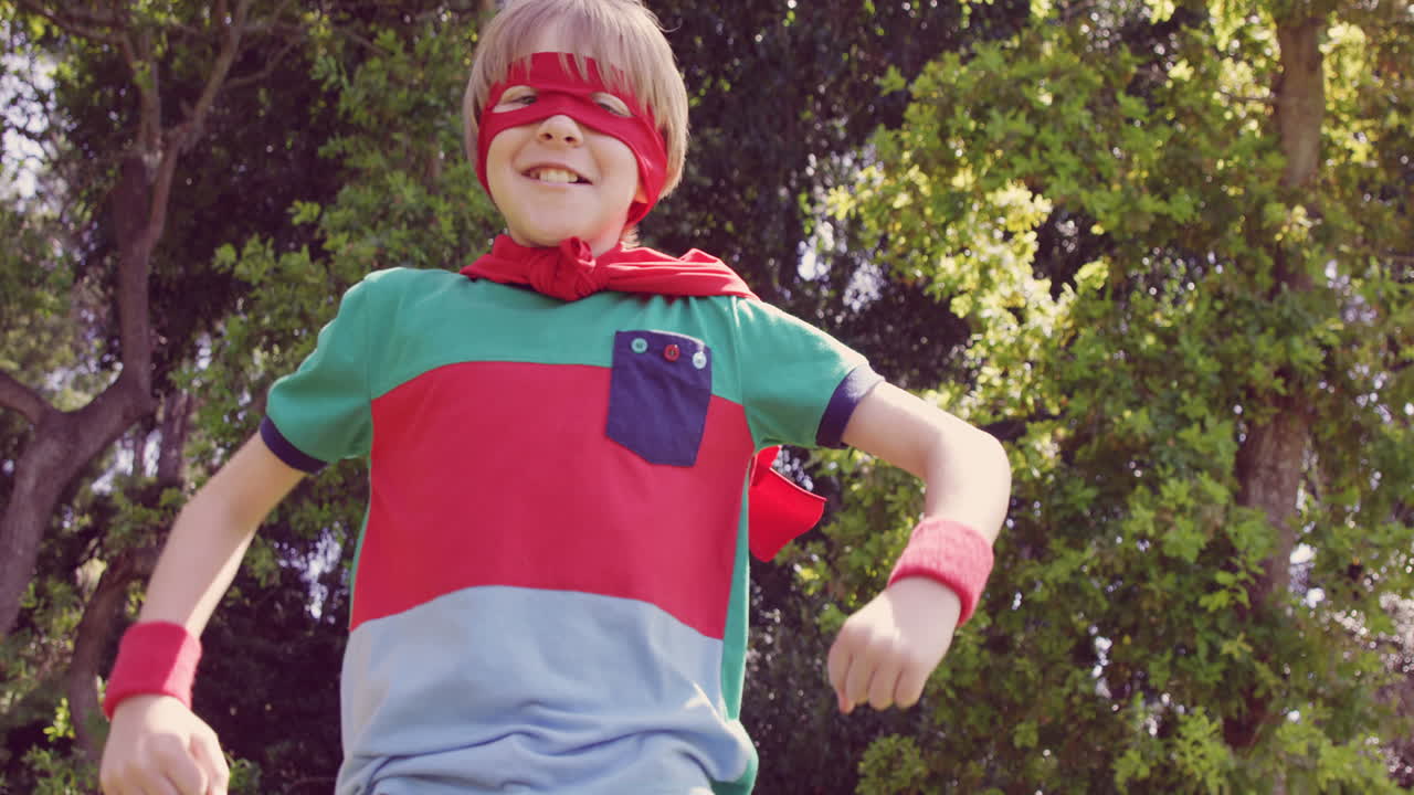 un niño fingiendo ser un superhéroe.