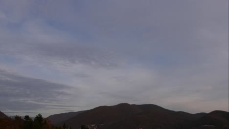 파란 하늘, 산 위의 하 구름, 부풀어오르는 색 구름, 큐러스 구름, 스케이프 타임스, 여름의 파란하늘, 극적인 웅장한 놀라운 파란색 하늘, 부드러운  구름의 형태, 구름의 타임 스 배경