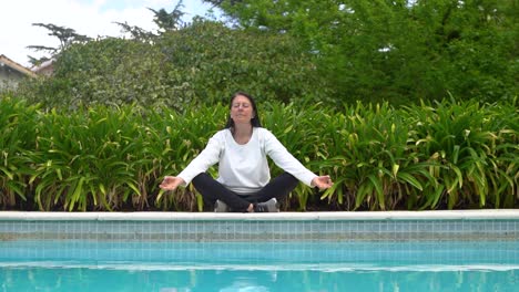 Mujer-Sentada-Junto-A-La-Piscina-Meditando