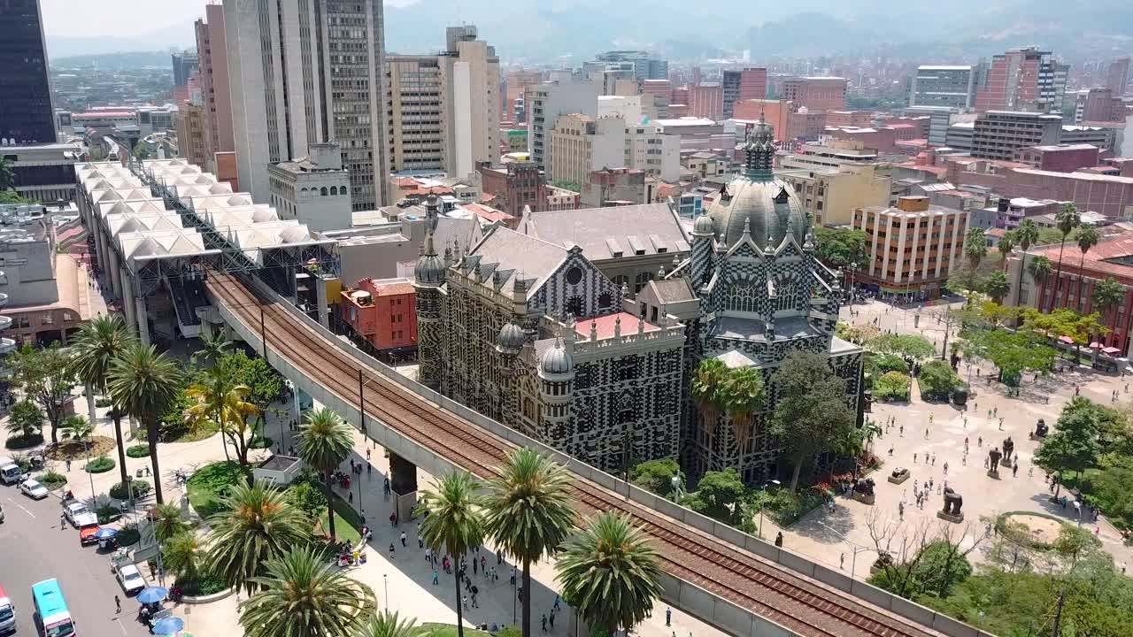 imagen aérea lenta de la plaza botero, medellín, colombia