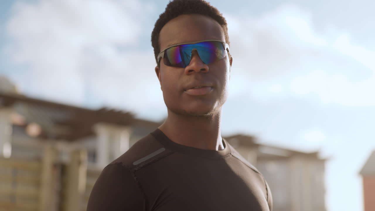 fitness, cara y gafas de sol con un negro deportivo